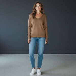 💚 2/$20 - NWT Amazon Essentials Tan Lightweight V-Neck Sweater - Size M